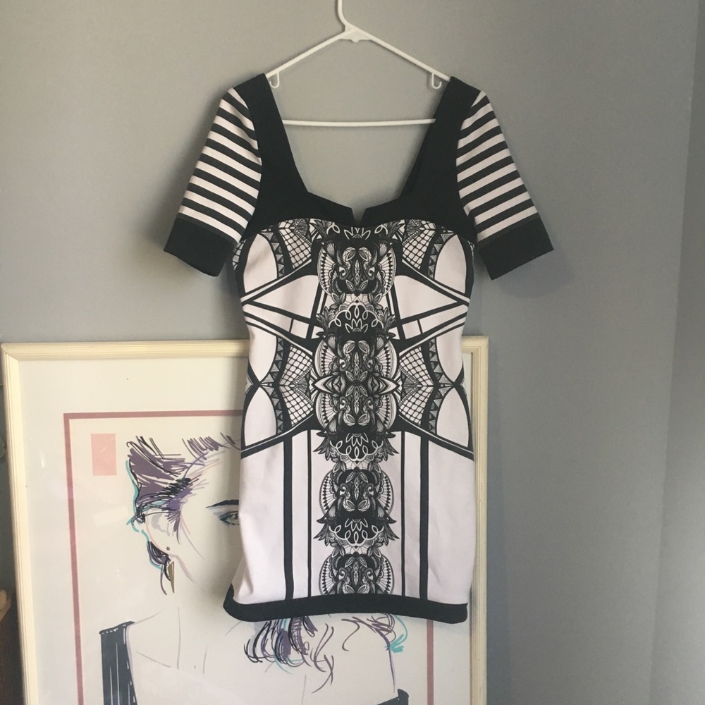 Women’s Kim Kardashian Dress Size Large Mid-length